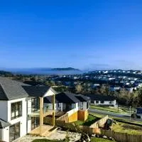 Orewa New house with view on deck near Cafe,bush & river, hotell i Orewa