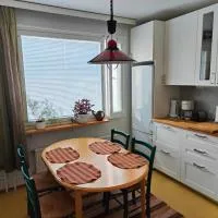 Tyylikkäästi Retroa ja modernia Tampere Hervanta Atomikatu 5, hotel en Tampere