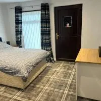 One bed and bathroom with kitchen for self catering Alness، فندق في ألنيس