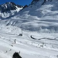 Studio 4 personnes résidence le Montana au pied des pistes balcon plein sud, hotel di La Mongie