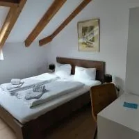 Estelada Boarding Houses Zorneding, hotell i Zorneding