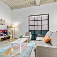 108- The Cozy Comfy Spacious Loft Wi-Fi Parking Cafe, hotel in zona Aeroporto Burke Lakefront - BKL, Cleveland