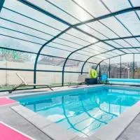 maison avec piscine chaufée couverte d'avril à fin octobre、Ranvilleのホテル