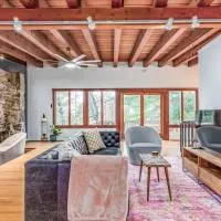 Stone Cabin on Valley View - Firepit & Hot Tub, хотел в Харпърс Фери