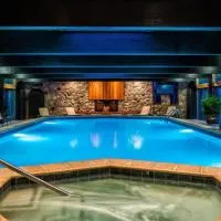 Spacious Condo with Pool Pass!, hotel di Bellaire