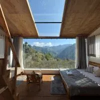 Stargaze with Rio, Glass-Lodge in Thachi Valley, hotel em Lārji