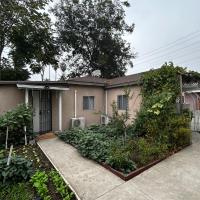 garden with Iron Gate, East Los Angeles, hotel poblíž El Monte - EMT, El Monte