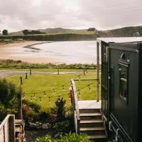 Beach Front Oasis - Catlins, Jacks Bay โรงแรมในHinahina