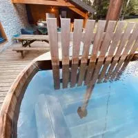 Gîtes et yourte le Tucaou avec bains nordiques, hotel en Camous