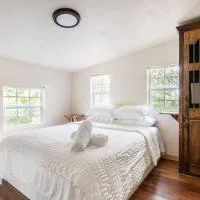 Cozy Coop Casita - Lake Travis-Hot Tub-Tiny House, готель у місті Остін