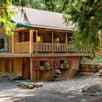 Private Forest Lodge Near Silverwood Theme Park - Sleeps 10, хотел в Spirit Lake