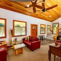 Cozy Cedar Cabin Near Silverwood Theme Park - Sleeps 5 - Quiet & Private, hotel v destinácii Spirit Lake