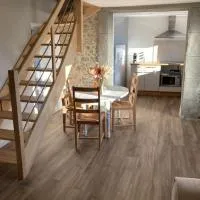 Charmante Maison Pierre l Jardin l Clim proche Zone Mélou、Carbesのホテル
