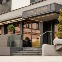 Hotel Jeruzalem، فندق في ليوتومير