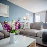 Welcoming Pembrokeshire home, comfortable, well equipped, perfect for families, beach 5 mins, rural views, doorstep walks, hotel i Narberth