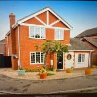 SeaCross family friendly home sleeps 7 Entire home in the seaside town of Sheringham Norfolk United Kingdom 7 guests 4 Bedrooms 5 beds 1 Bathroom and 1 downstairs wc, khách sạn ở Sheringham