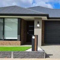 O Stylish 4 Room Oasis with 65 TV, Hotel in Tarneit