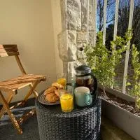 Spacious luxury flat in Swanage, close to beach with parking, hotel in Swanage