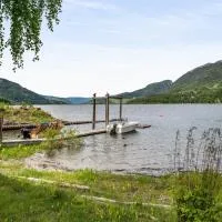 Hytte med fin natur، فندق في Mork