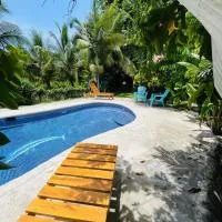 Pangea Lodge Tropical Vibe Home with Shared Pool, Hotel in Manzanillo
