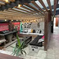 Electric Waihi Beach House - family & dog friendly, close to beach, pool table, outdoor fire room, skate ramp, hotel sa Bowentown