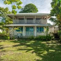 Casa Blanca Beachfront House with Shared Pool Access Pangea Lodge, Hotel in Manzanillo