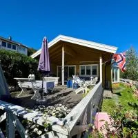 Cozy sea cabin with a great view, hotel sa Sætre