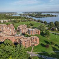 DEV Hotel and Conference Centre، فندق بالقرب من Cornwall Regional Airport - YCC، كورنوول