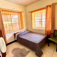 3 Bed House - Sleeps 6 - Garden - Parking - Wifi, Hotel in der N&auml;he vom Eduard Alexander Gummels Airport - EAX, Paramaribo