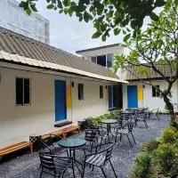 RYB Hostel Phuket, hotell i Ban Lo Long