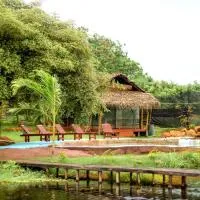 Nagara Lake Glamping Resort, хотел в Хамбантота