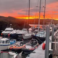 The Old Boathouse at Bunbeg Harbour, hotel near Donegal Airport - CFN, Bunbeg