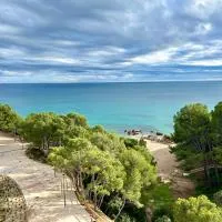 MIAMI PLAYA SIRENS en Cala Sirenas FREE WIFI, hotel en Mont-roig