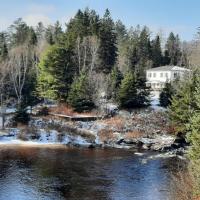 Spacieuse propriété pour grande famille avec activités et spa 10 p, hotel poblíž Mezinárodní letiště La Macaza – Mont Tremblant - YTM, La Macaza