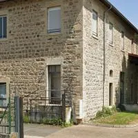 La parenthèse dorée Studio à saint bel, Hotel in Sain-Bel