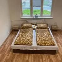 Apartmán ve městě Ostrov pro 3 osoby โรงแรมในออสตรอฟ