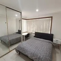 Cozy Room in Spacious Two Story Home - GA, hôtel à Holroyd