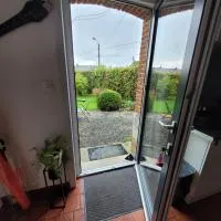 Studio Bienvenue du côté de chez nous avec jardin privatif, hotell i Wignehies