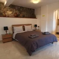 Chic Elegance Meets Village Gem, hotel en Pelendri