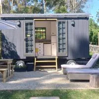 Luxury Shepherds Hut Farm Retreat, hotell i Plettenberg Bay