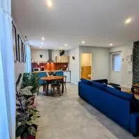 Le Riad, sauna & jacuzzi، فندق في Riorges
