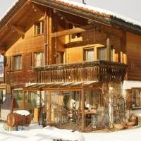 Beat & Ursula's Guest House, hotel en Jenaz