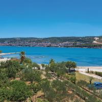 Three-Bedroom Apartment In Trogir, hotell i Trogir