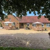 Spacious Cottage in Idyllic Spot, hotel di Fenny Compton