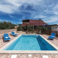Awesome Home In Valtura, hotel a prop de Aeroport de Pula, a Valtura