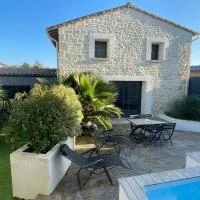 Jolie maison en pierres avec piscine et parking, hotell i Saint-Gelais