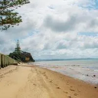 Stunning beachfront bach!: Manukau Heads şehrinde bir otel
