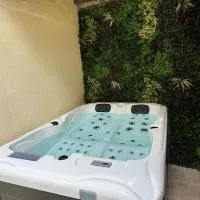 Viesnīca Luxury Room - Havre de paix avec jacuzzi privé pilsētā Barledjuka