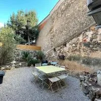 Maison de Village, hotel u gradu 'Péret'