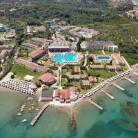 Roda Beach Resort & Spa، فندق في Karousádes